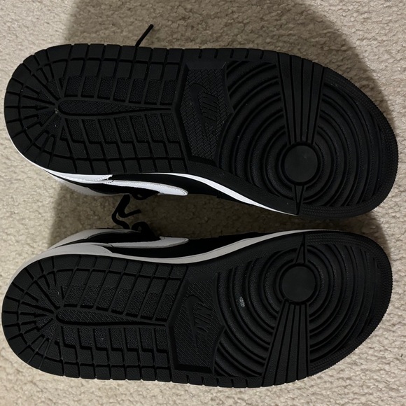 Air Jordan 1 Retro High OG "Black & White" - Picture 3 of 4